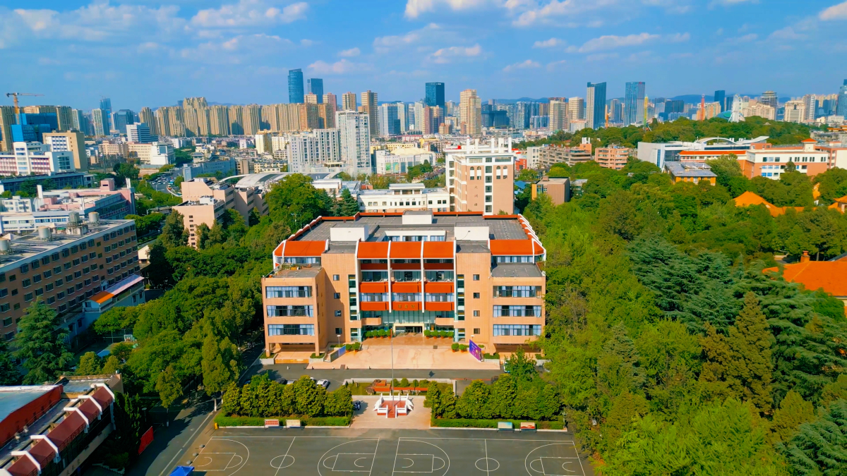 东陆校区图书馆前方