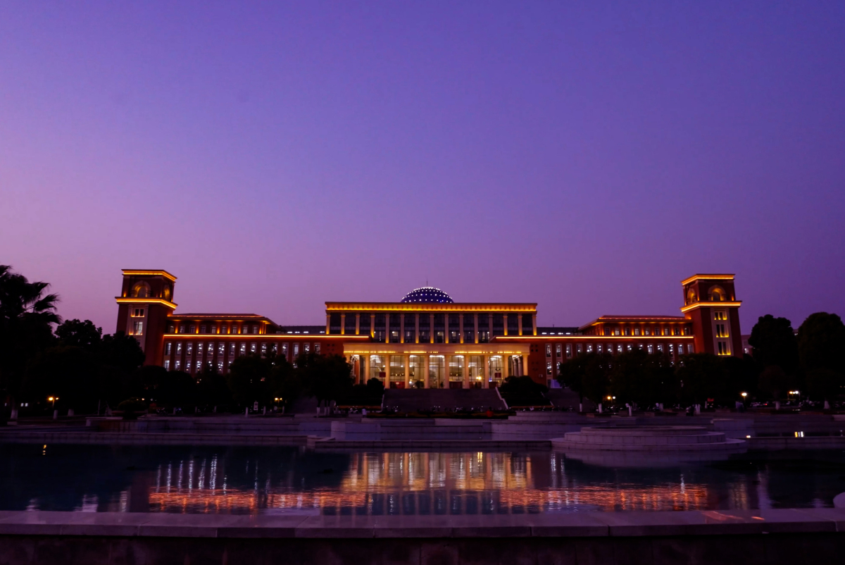 呈贡校区图书馆夜景