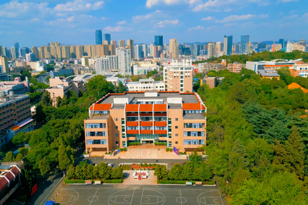 东陆校区图书馆前方