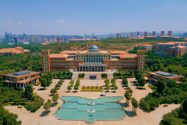 呈贡校区图书馆正前方